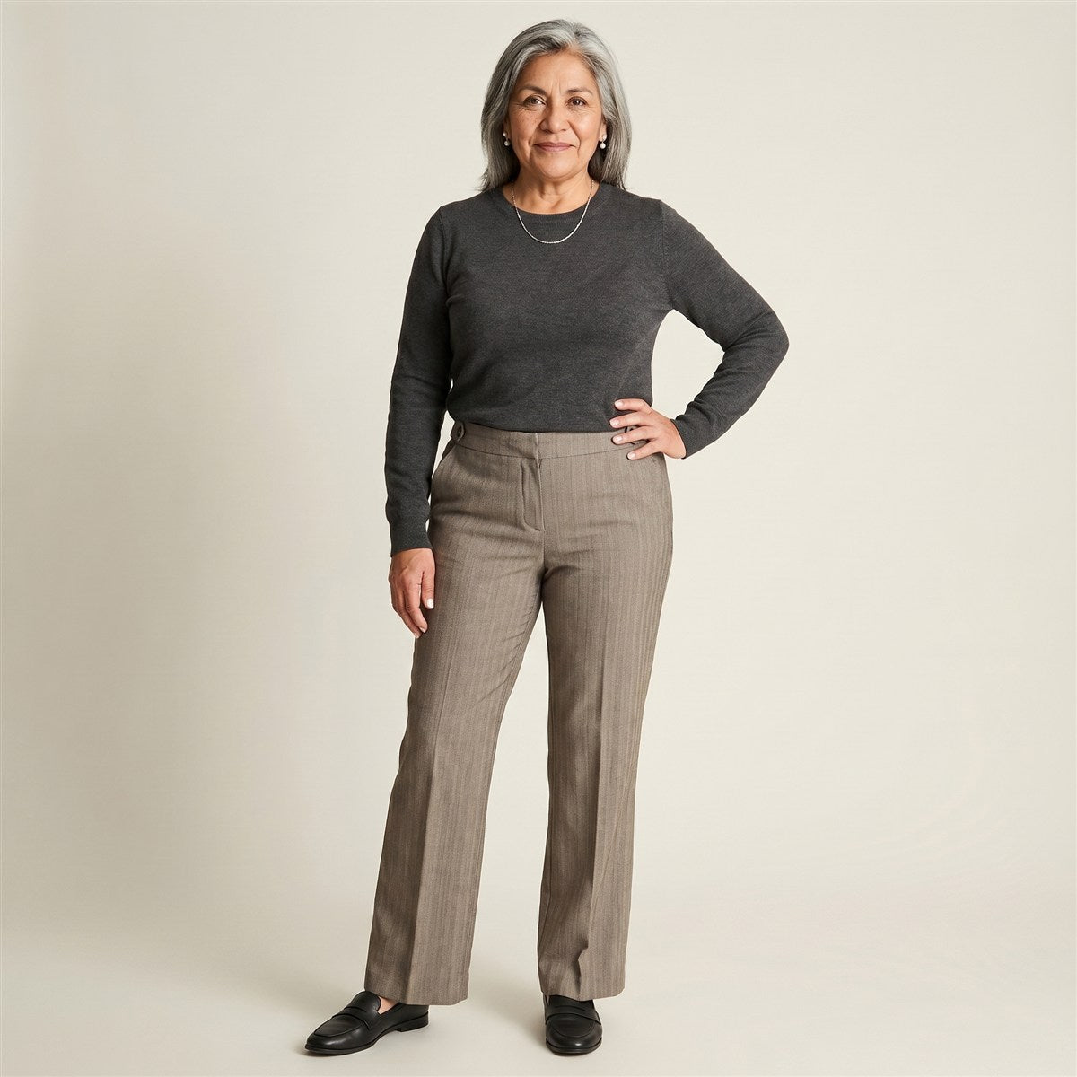 Pantalón Formal Gris Recto con Aplicación de Botones en Pretina en modelo adulta