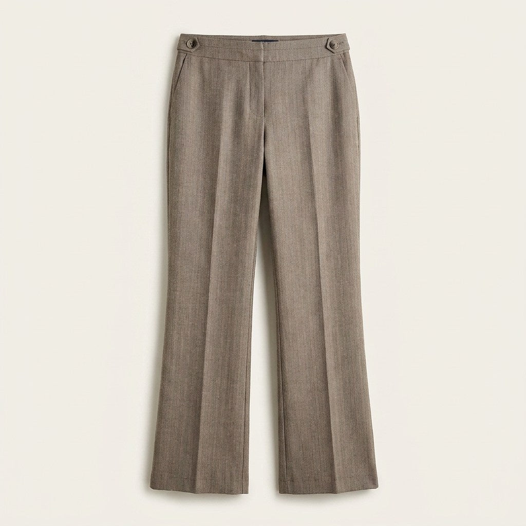 Pantalón Formal Gris Recto con Aplicación de Botones en Pretina en plano