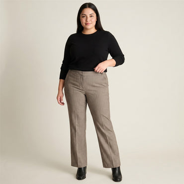 Pantalón Formal Gris Recto con Aplicación de Botones en Pretina en modelo plus size