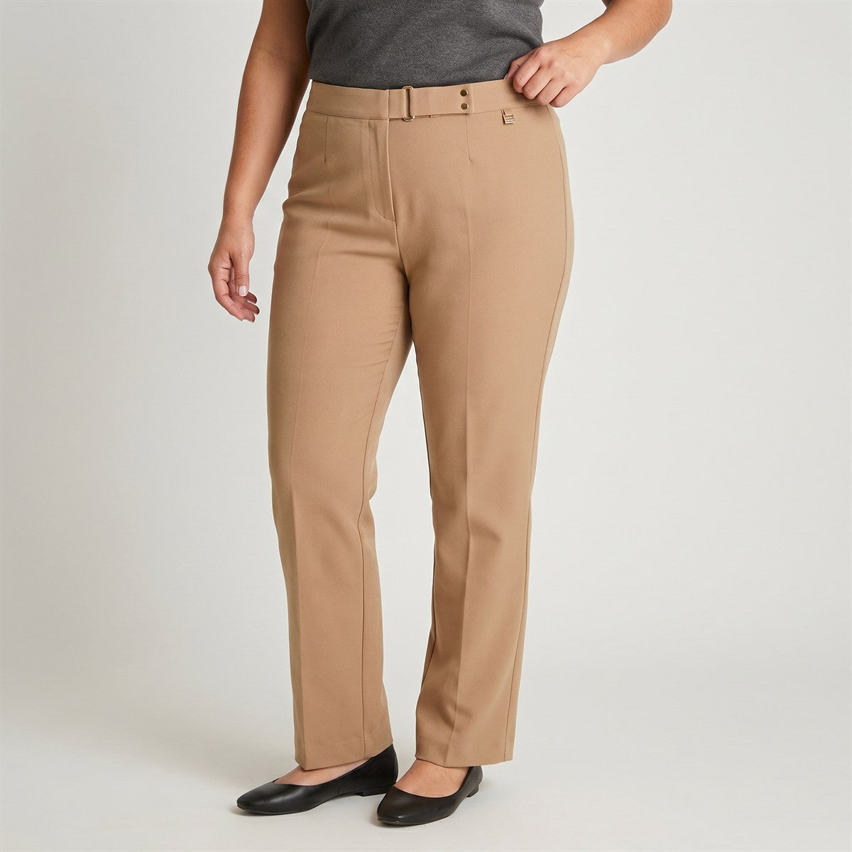 Pantalon Camel Basico Recto en modelo plus size