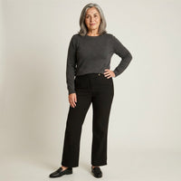 PantalÃ³n Formal Negro Recto con Detalle Dorado en modelo adulta
