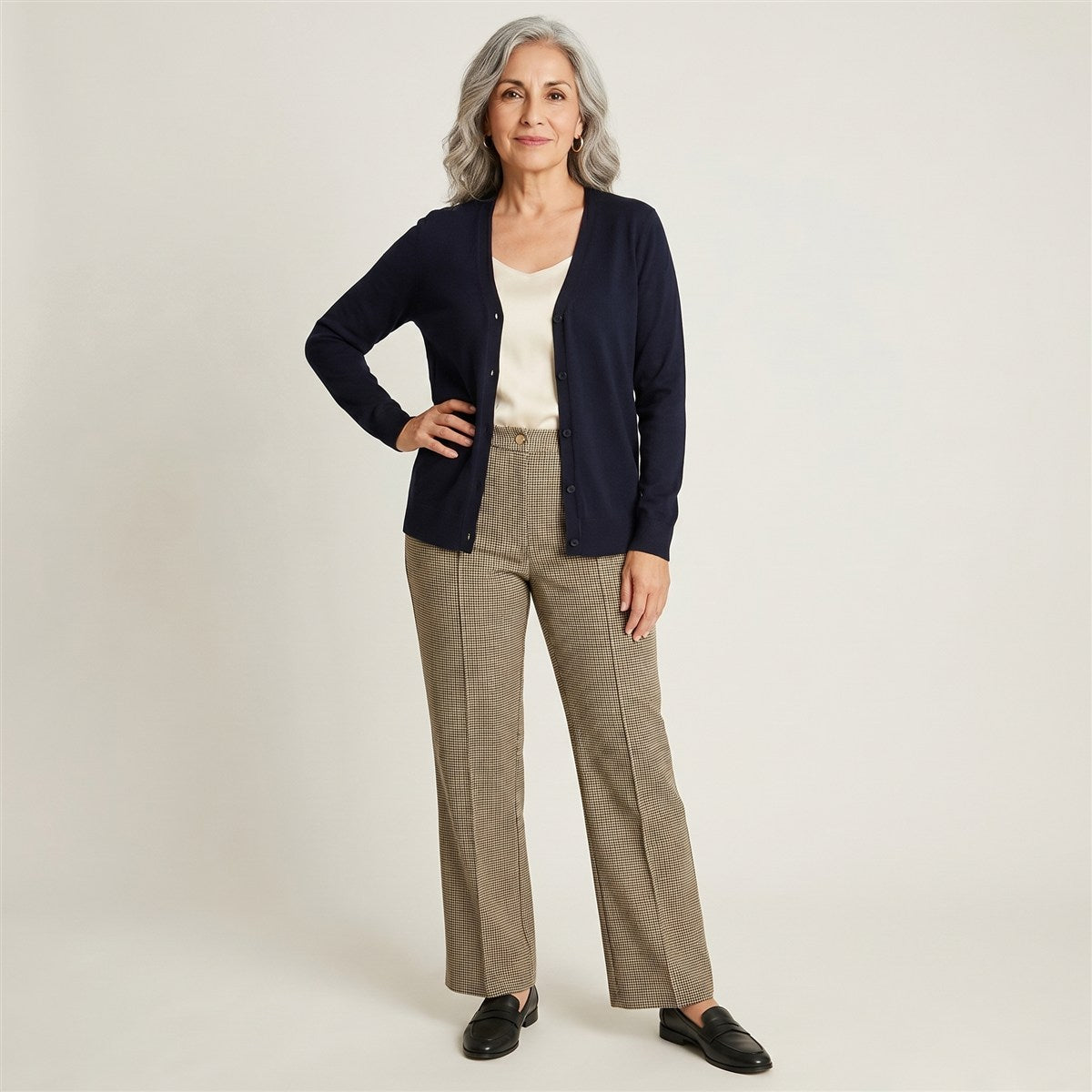 Pantalón Formal Beige con Estampado Cuadrille Clásico Corte Recto en modelo adulta