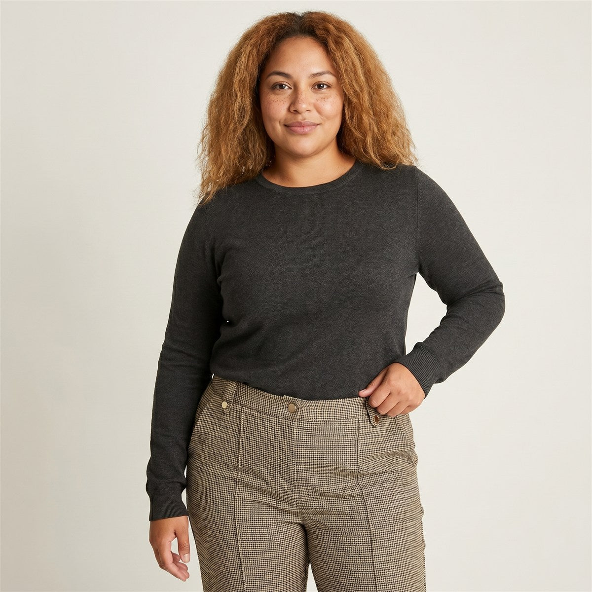 Pantalón Formal Beige con Estampado Cuadrille Clásico Corte Recto en modelo plus size