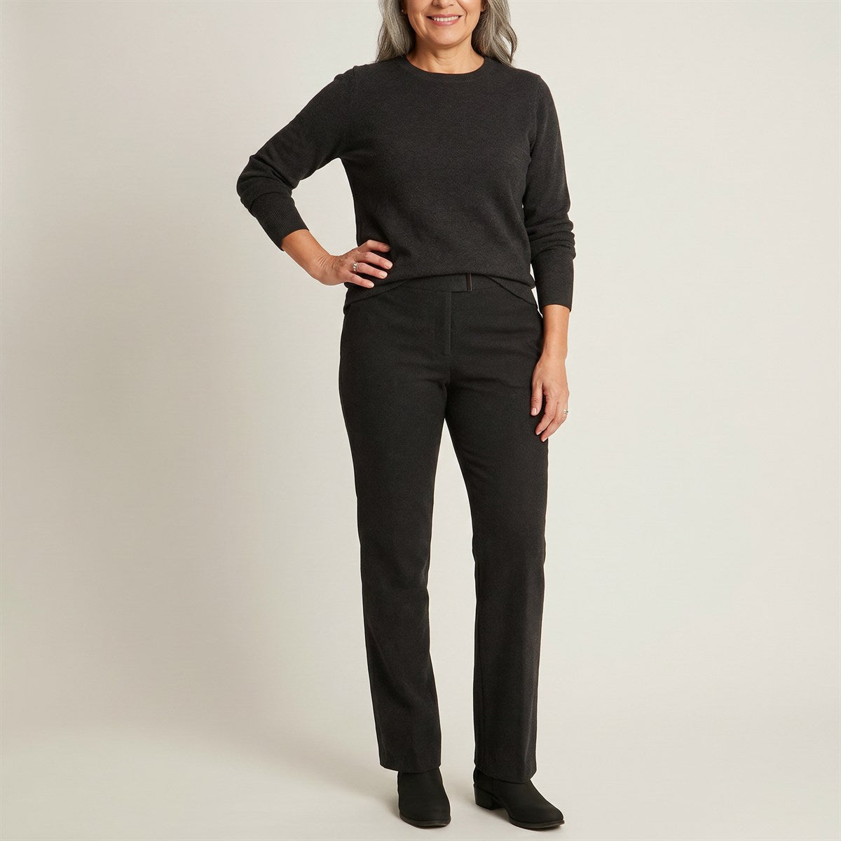 Pantalon Recto Lana Gris Oscuro en modelo adulta