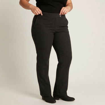 Pantalon Recto Lana Gris Oscuro en modelo plus size