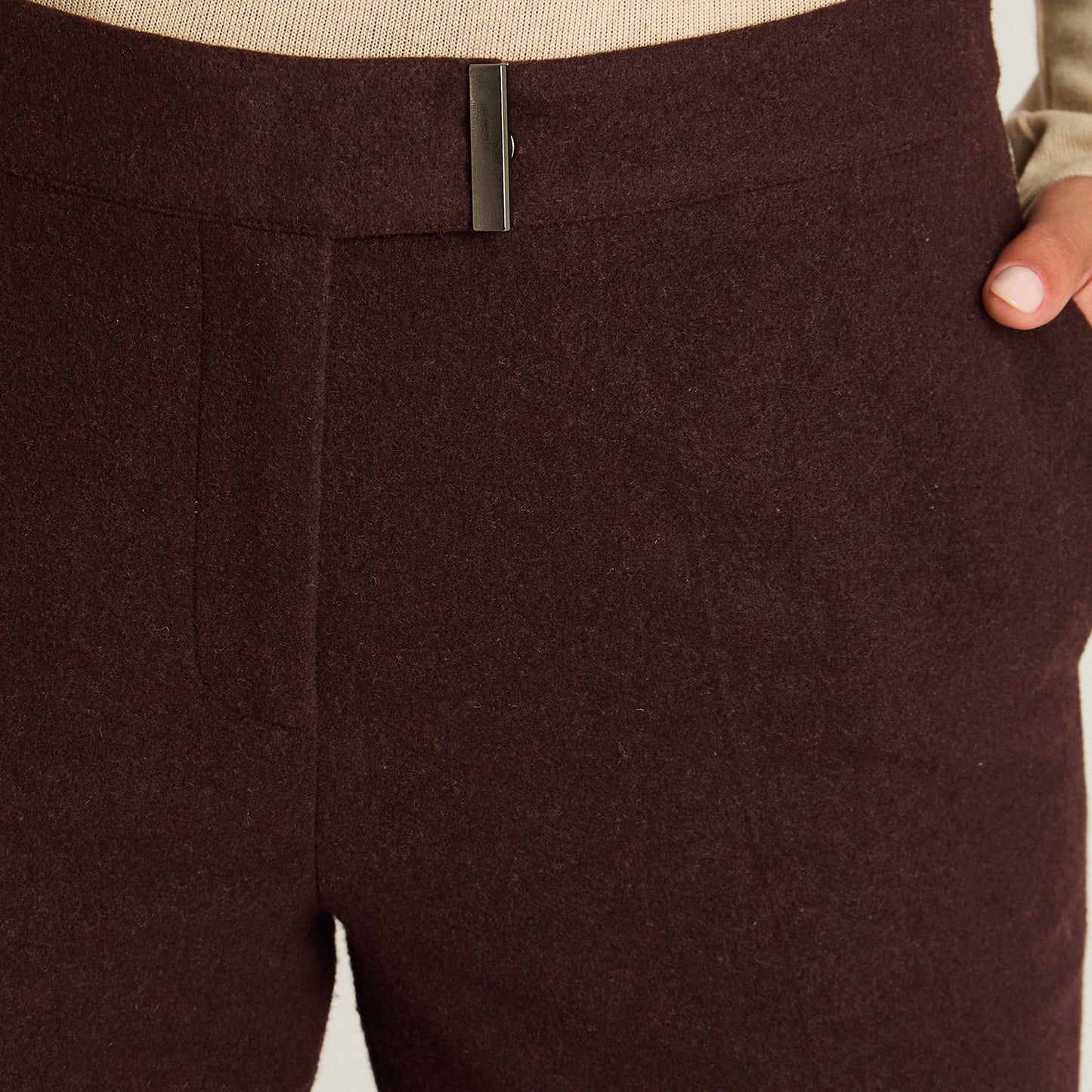 Pantalon Formal Burdeo Elasticidad Nula Sin Forro Calce Normal Tela Plano