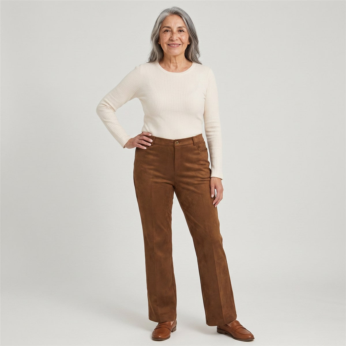 PantalÃ³n Suede Camel Con Corte Recto en modelo adulta