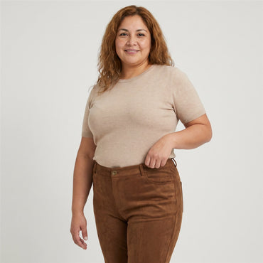 PantalÃ³n Suede Camel Con Corte Recto en modelo plus size