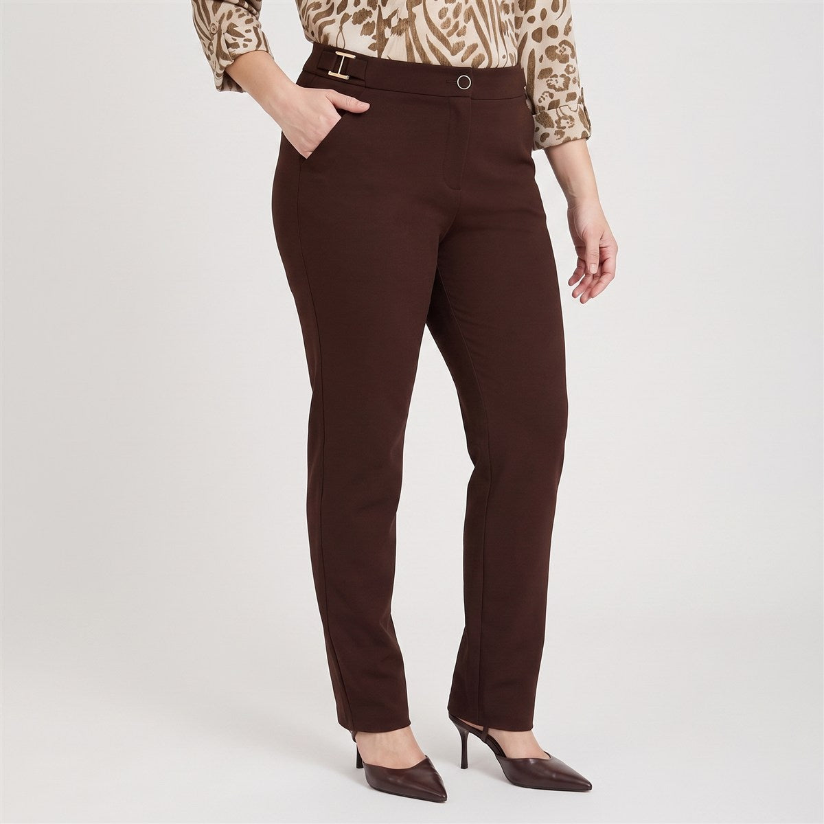 Pantalón Formal Recta un Botón con Aplicación en Pretina Café en modelo plus size