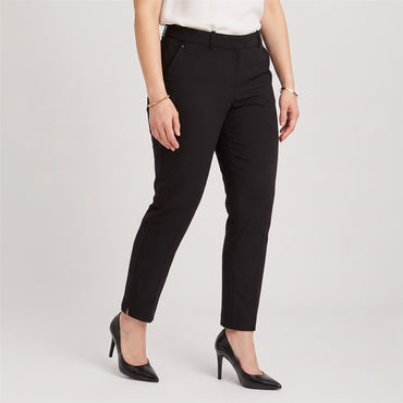 Pantalón Formal Slim Botón Oculto Negro en modelo plus size