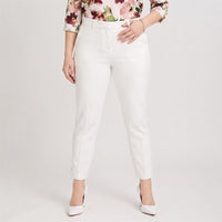 Pantalón Formal Slim Botón Oculto Crudo en modelo plus size