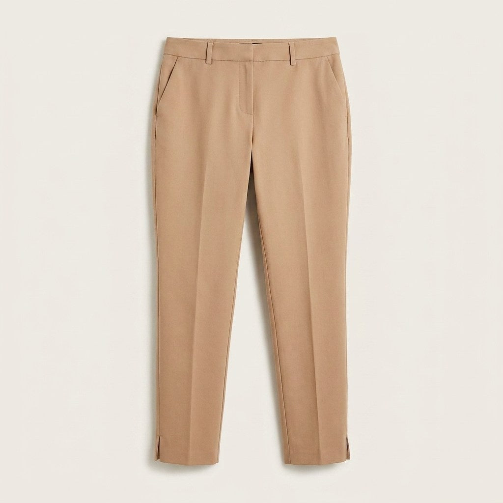 Pantalón Formal Slim Botón Oculto Camel en plano