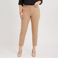 Pantalón Formal Slim Botón Oculto Camel en modelo plus size