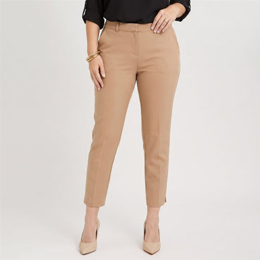 Pantalón Formal Slim Botón Oculto Camel en modelo plus size