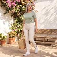 Pantalón Formal Slim Botón Oculto Arena lifestyle