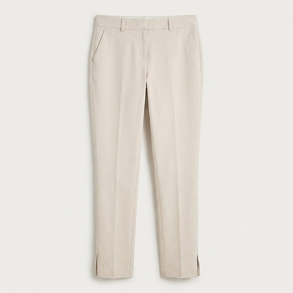 Pantalón Formal Slim Botón Oculto Arena en plano