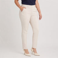 Pantalón Formal Slim Botón Oculto Arena en modelo plus size