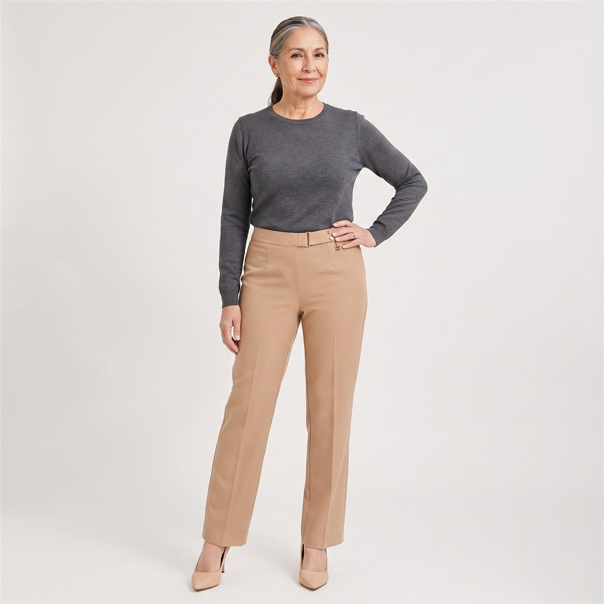 Pantalón Formal Recto Pretina Elasticada Camel en modelo adulta