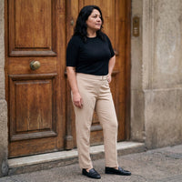 Pantalón Formal Recto Pretina Elasticada Beige lifestyle