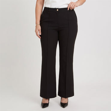 Pantalón Formal Flare con un Botón Negro en modelo plus size