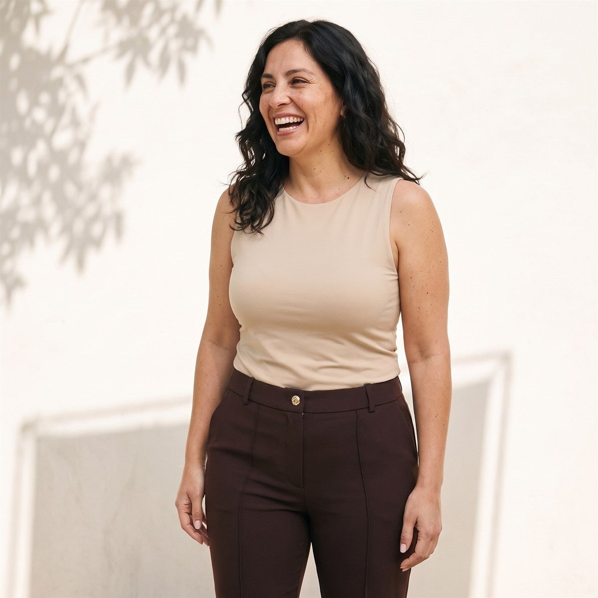 Pantalón Formal Flare con un Botón Café lifestyle