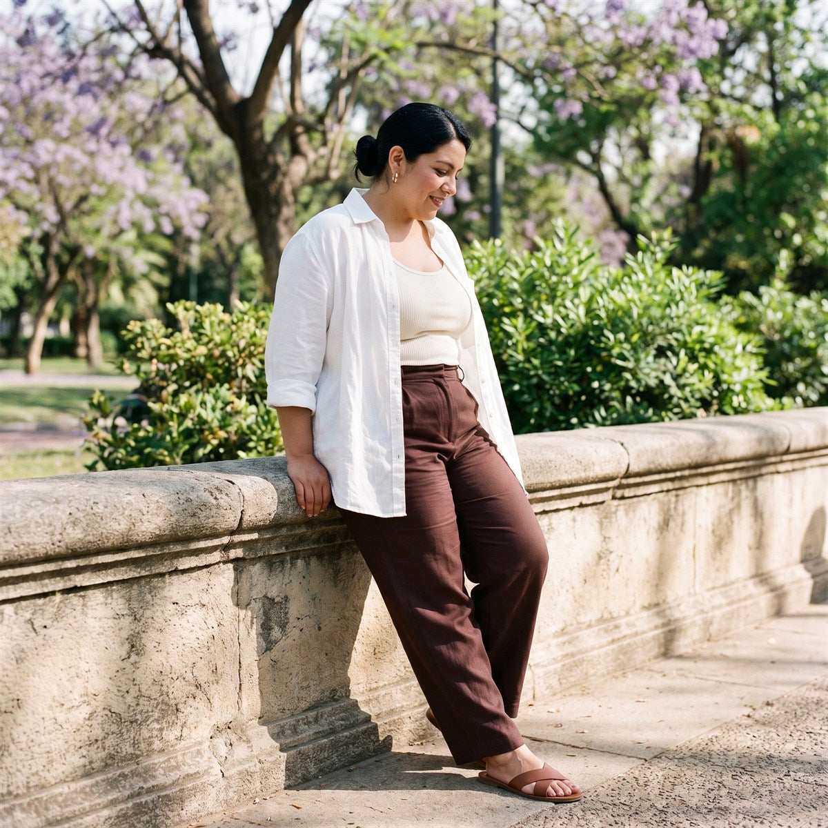 Pantalón Formal Flare con un Botón Café lifestyle
