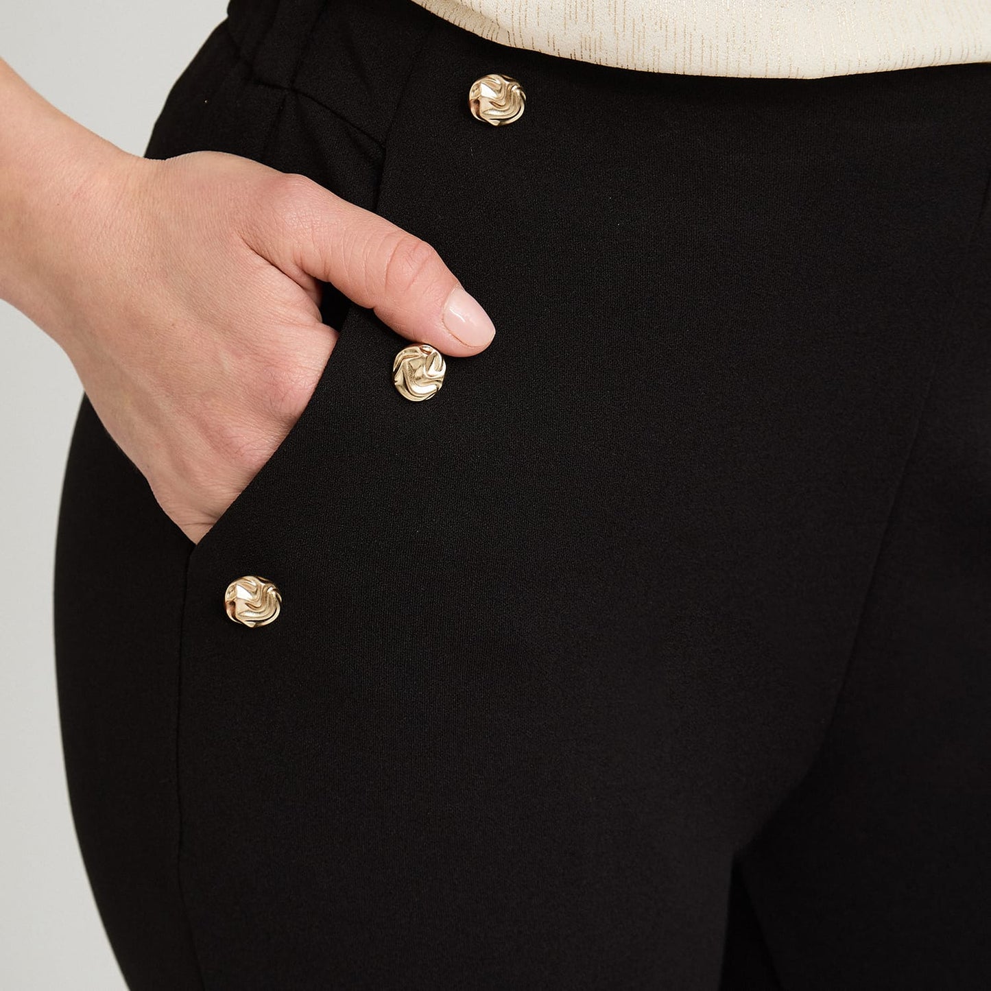 Pantalón Formal Flare con Botones en Bolsillos Negro