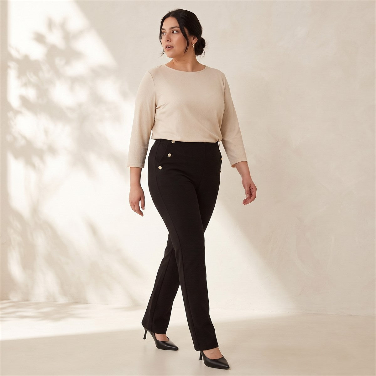 Pantalón Formal Flare con Botones en Bolsillos Negro lifestyle