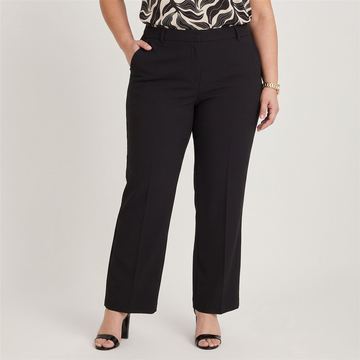 Pantalón Formal Sastrero Básico Liviano Negro en modelo plus size