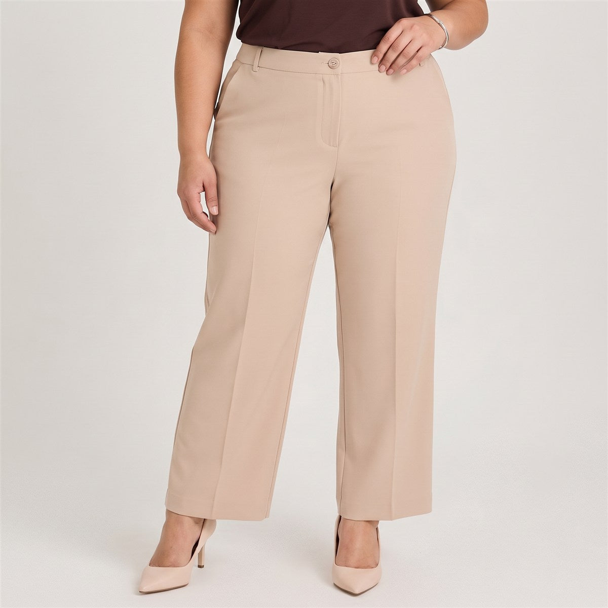 Pantalón Formal Sastrero Básico Liviano Beige en modelo plus size