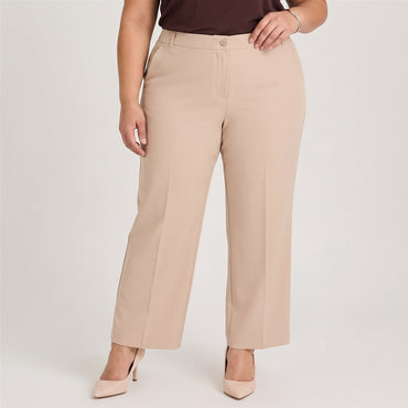 Pantalón Formal Sastrero Básico Liviano Beige en modelo plus size