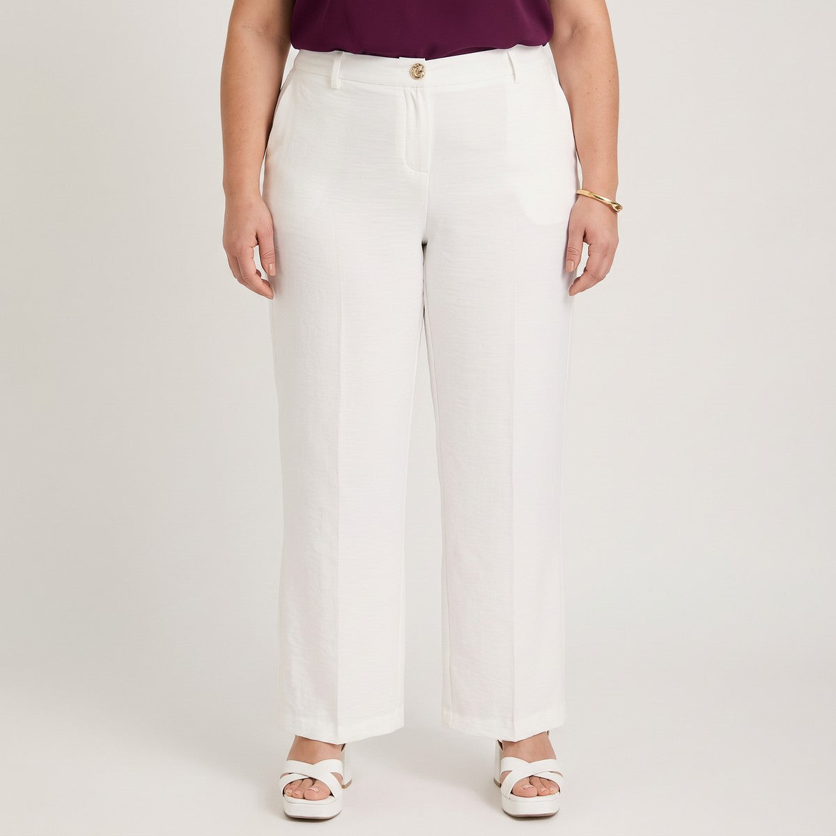 Pantalón Formal Palazzo Liviano Crudo en modelo plus size