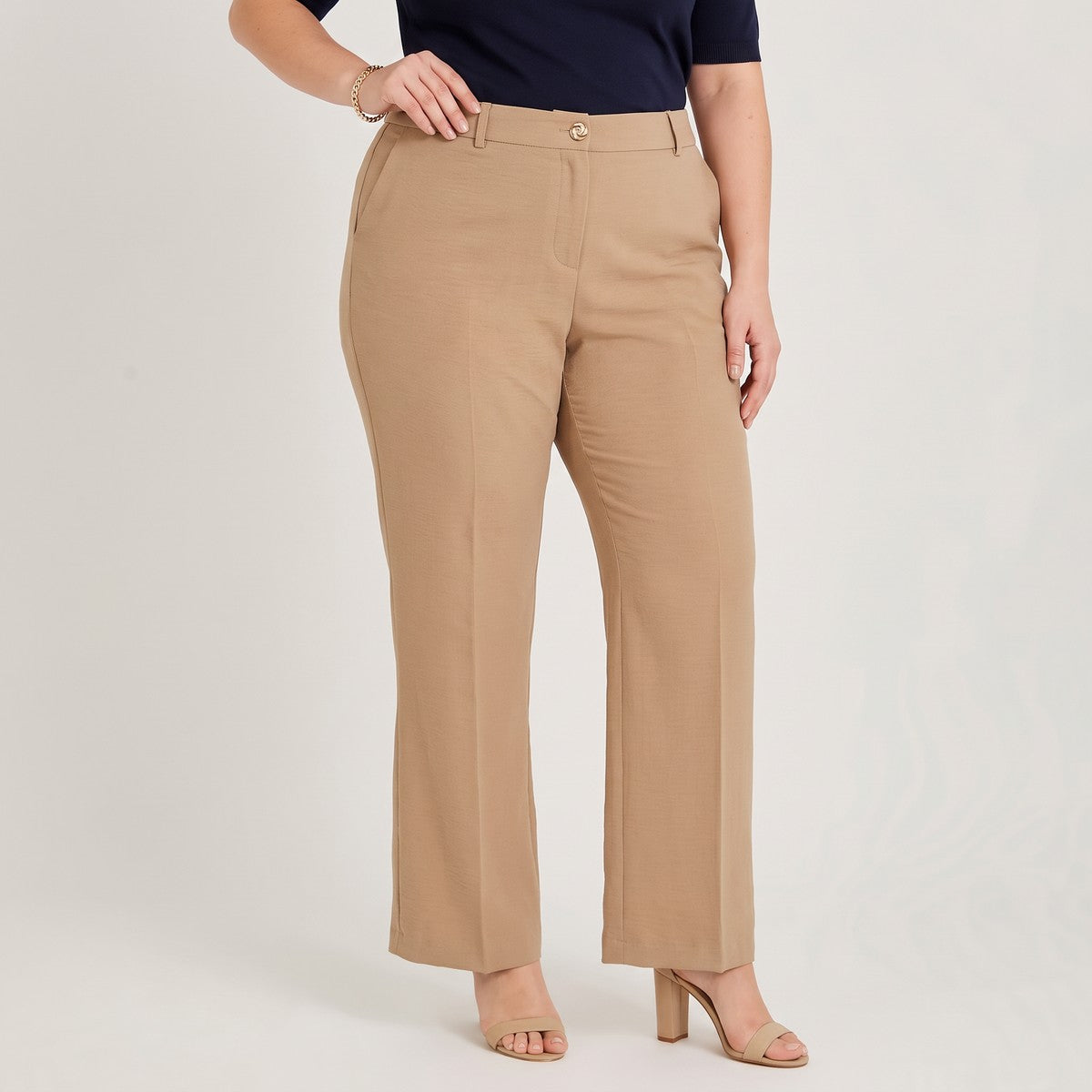 Pantalón Formal Palazzo Liviano Camel en modelo plus size