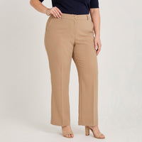 Pantalón Formal Palazzo Liviano Camel en modelo plus size