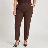 Pantalón Formal Slim un Botón Café en modelo plus size