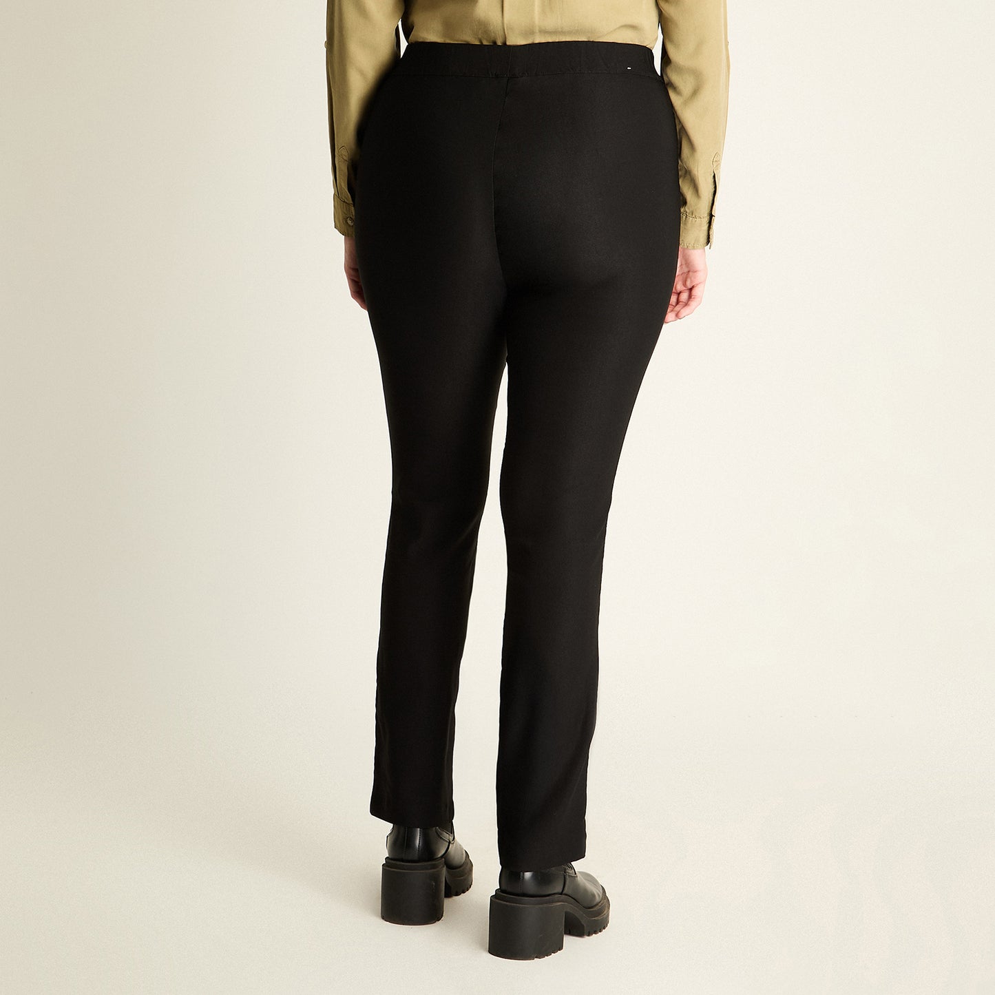 Calza Negro Slim Muy elasticado Calce Ajustado