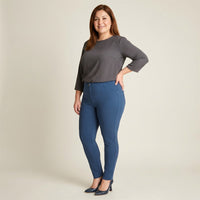 Calza Azul Slim Push Up BÃ¡sica en modelo plus size