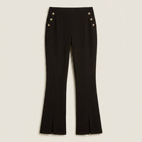 Calza Negra Flare con Botones en Bolsillo en plano