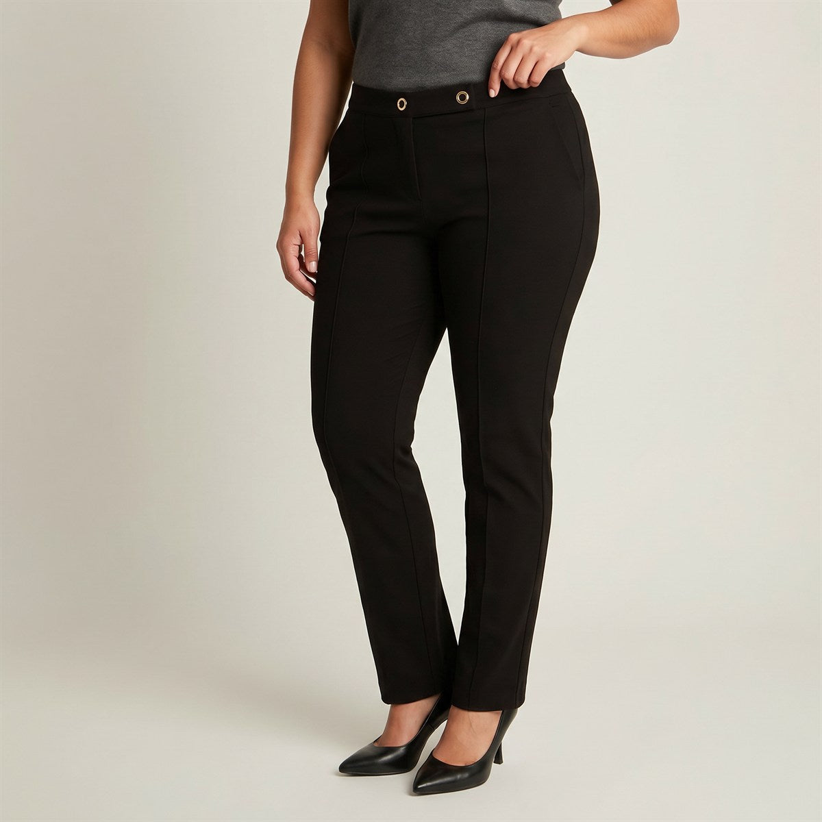 Calza recta negra con argollas doradas en modelo plus size