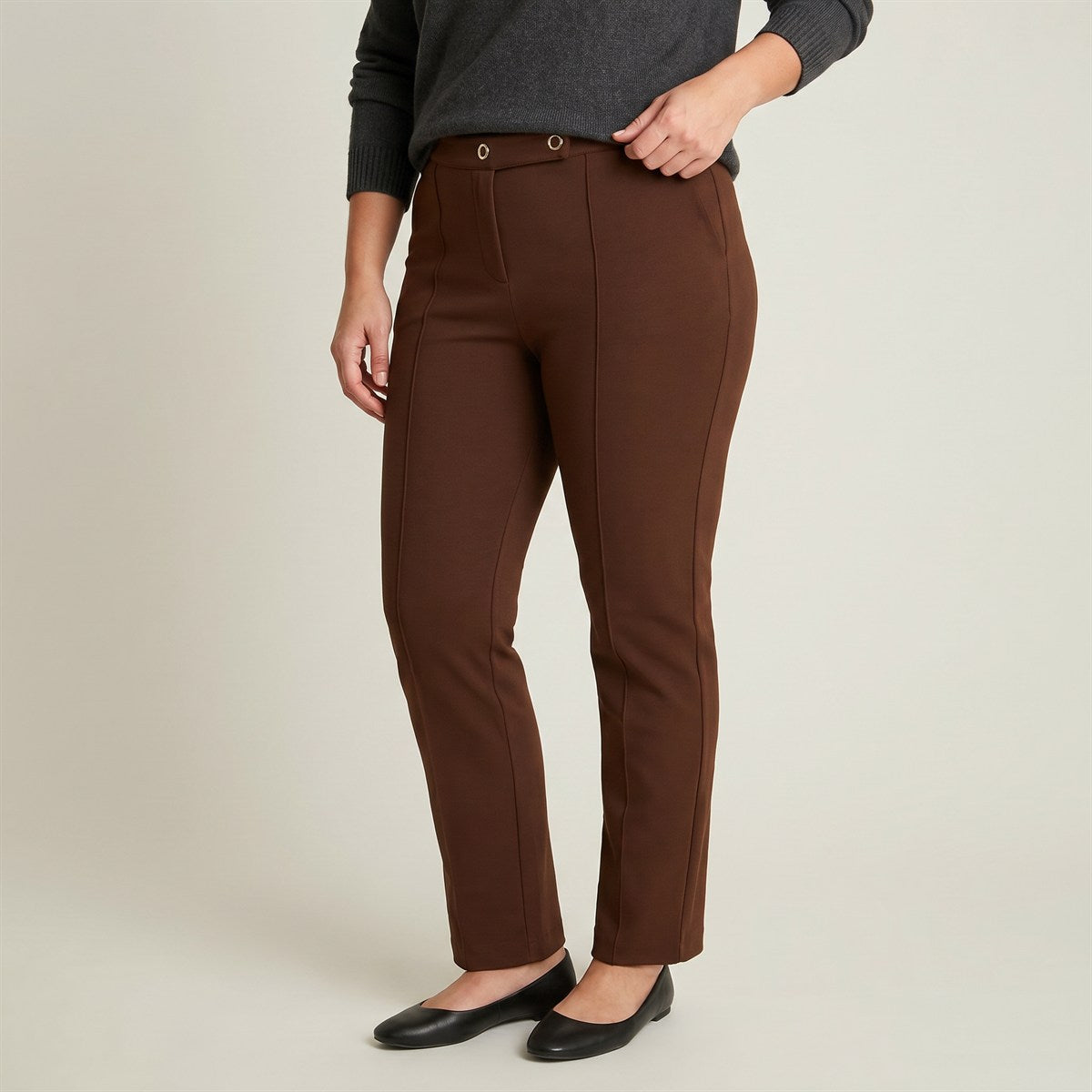Calza Recta Cafe Argollas en modelo plus size