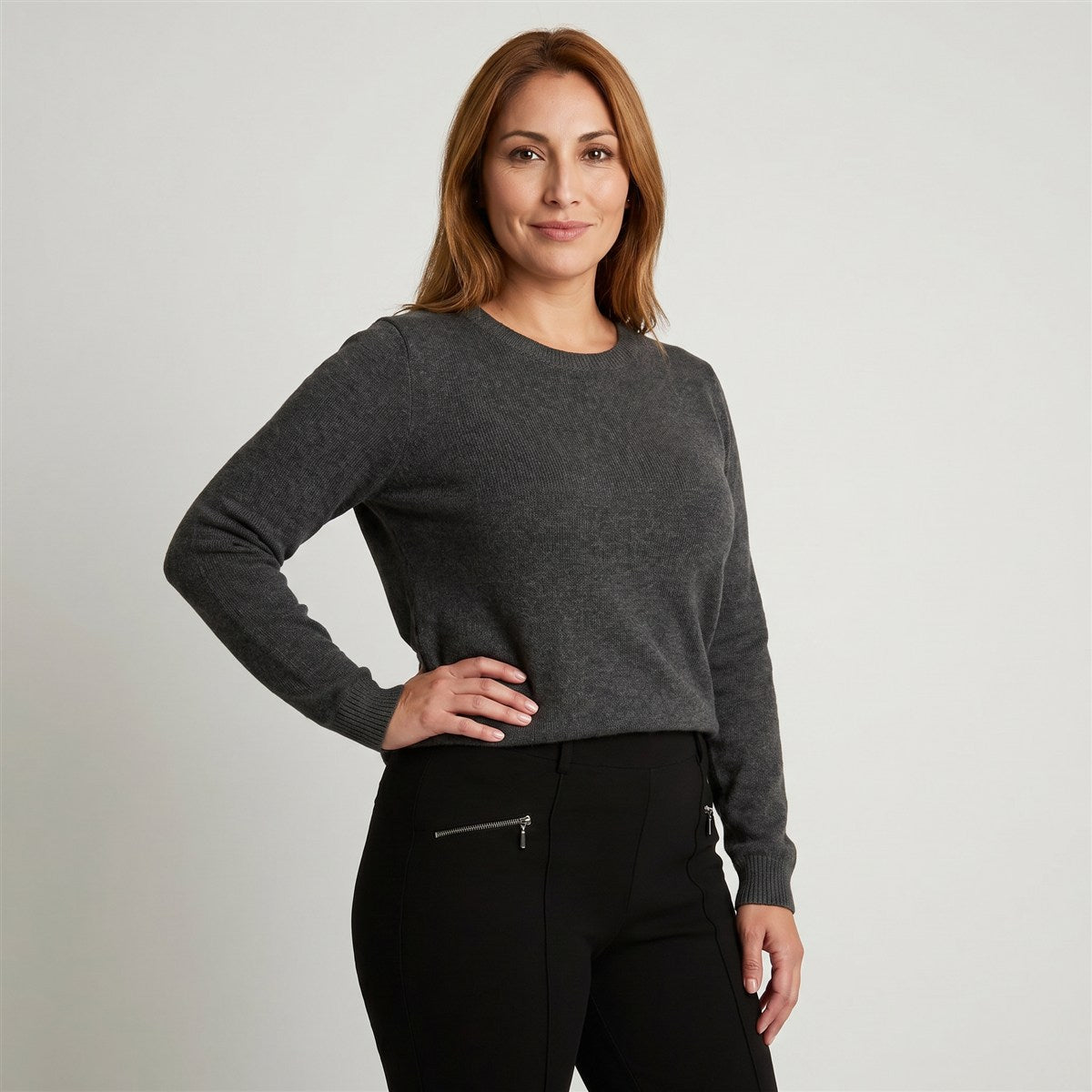 Calza Negra Recta con Bolsillos con Cierre en modelo plus size
