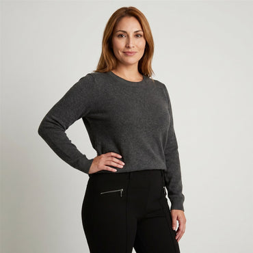 Calza Negra Recta con Bolsillos con Cierre en modelo plus size