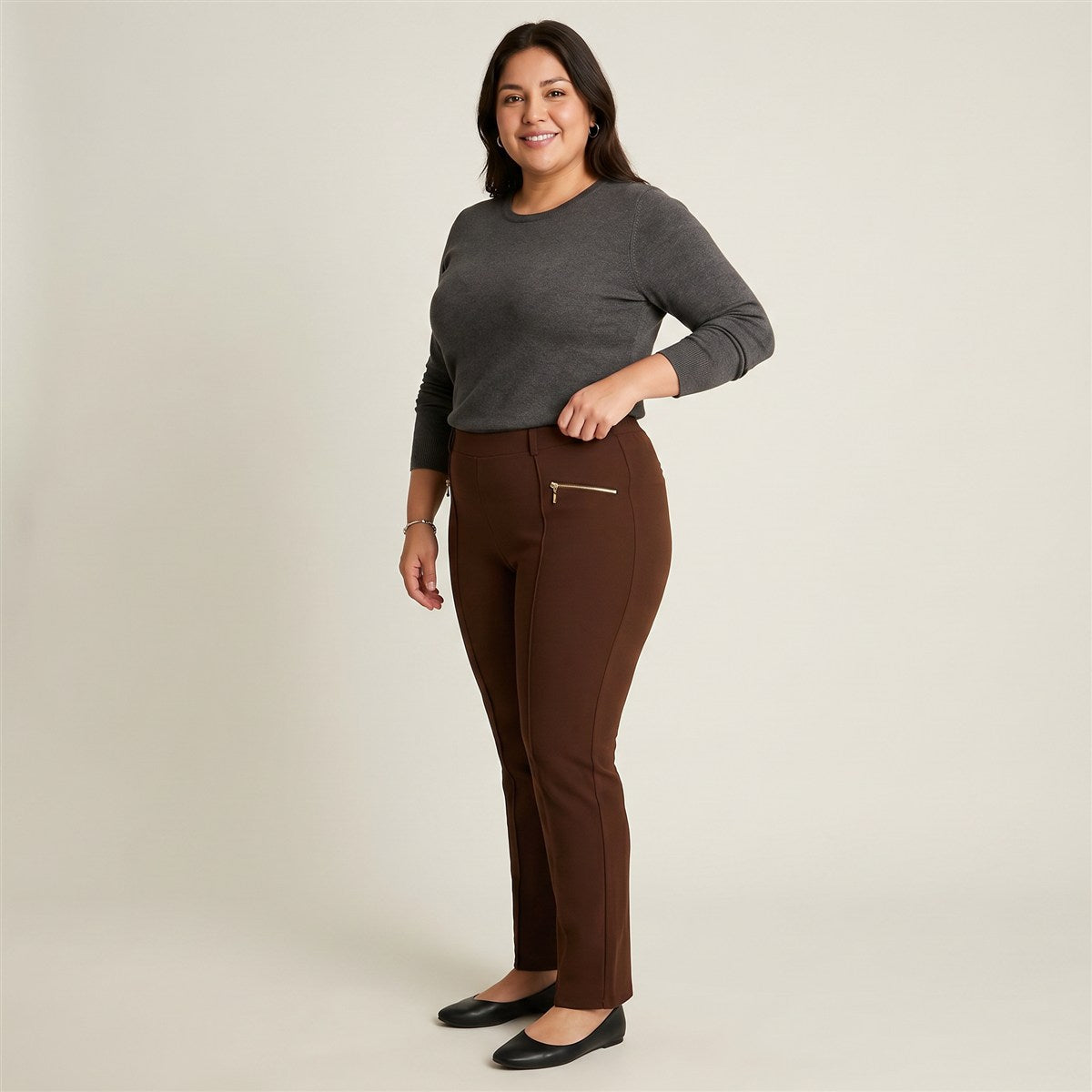 Calza Recta Café con Bolsillos con Cierre Dorado en modelo plus size
