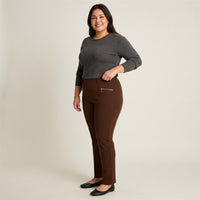 Calza Recta Café con Bolsillos con Cierre Dorado en modelo plus size
