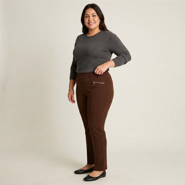 Calza Recta Café con Bolsillos con Cierre Dorado en modelo plus size
