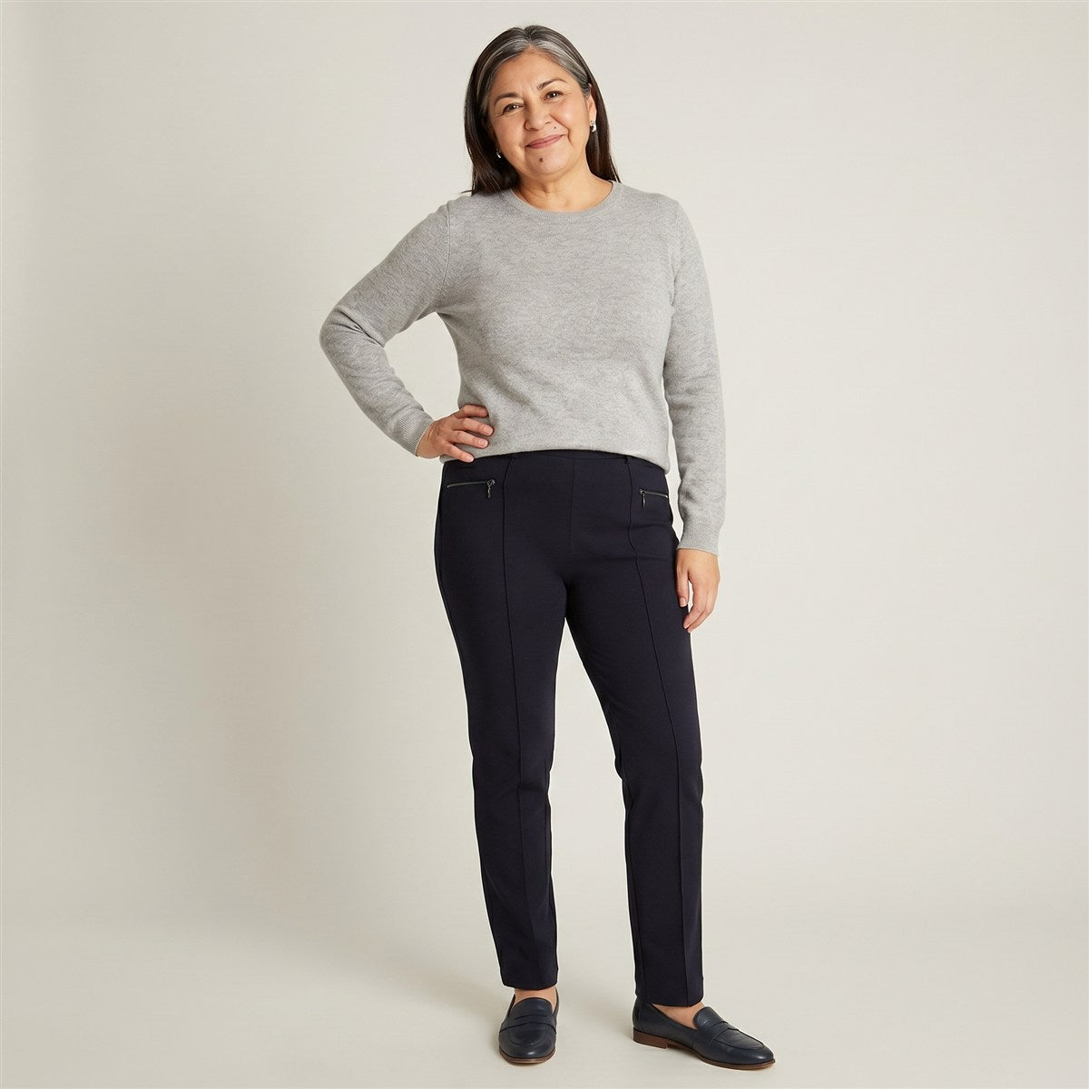 Calza Azul Marino Recta con Bolsillos en modelo adulta