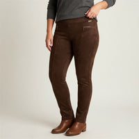 Calza Café en Suede Slim en modelo plus size