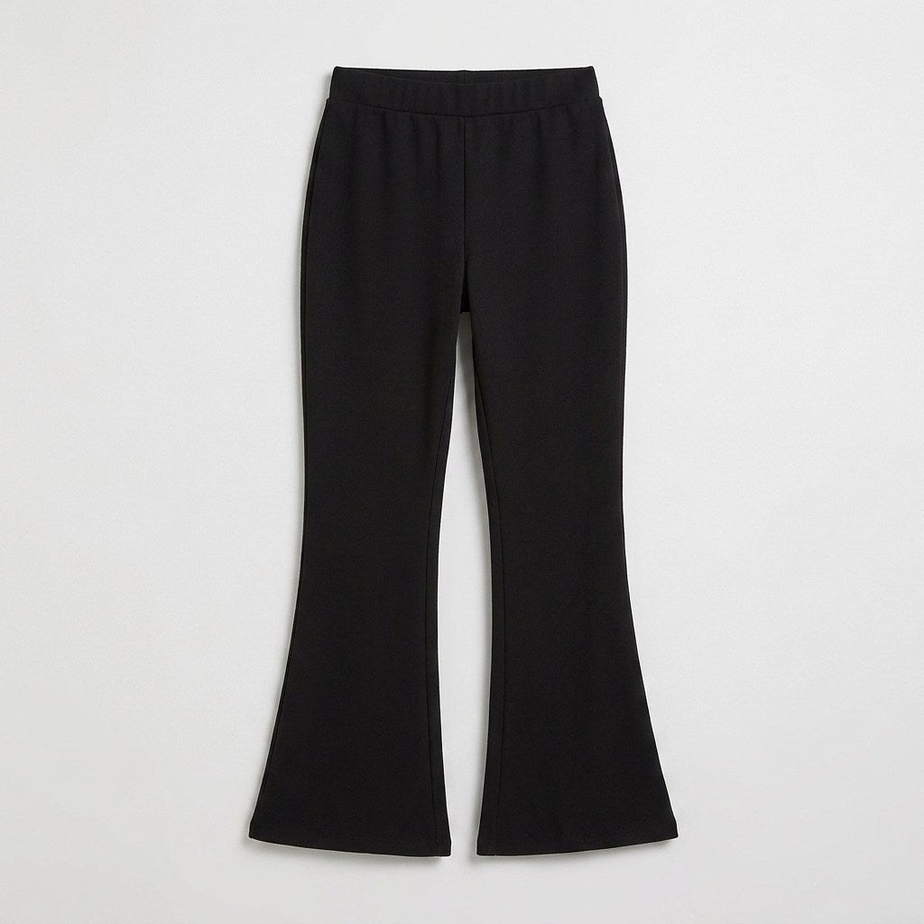 Calza Flare Negra Con Pretina Elasticada en plano