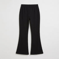 Calza Flare Negra Con Pretina Elasticada en plano