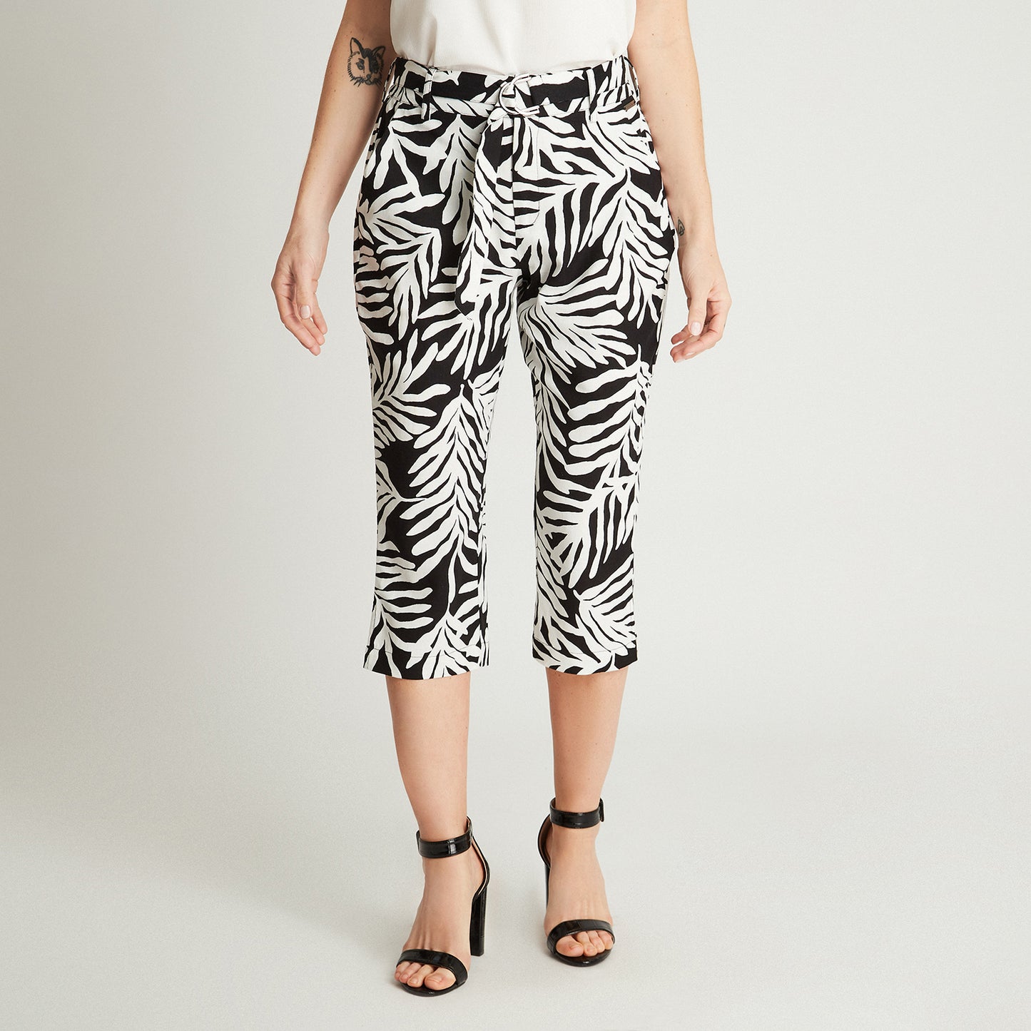 Capri Estampado Negro Con Lazo Y Bolsillos